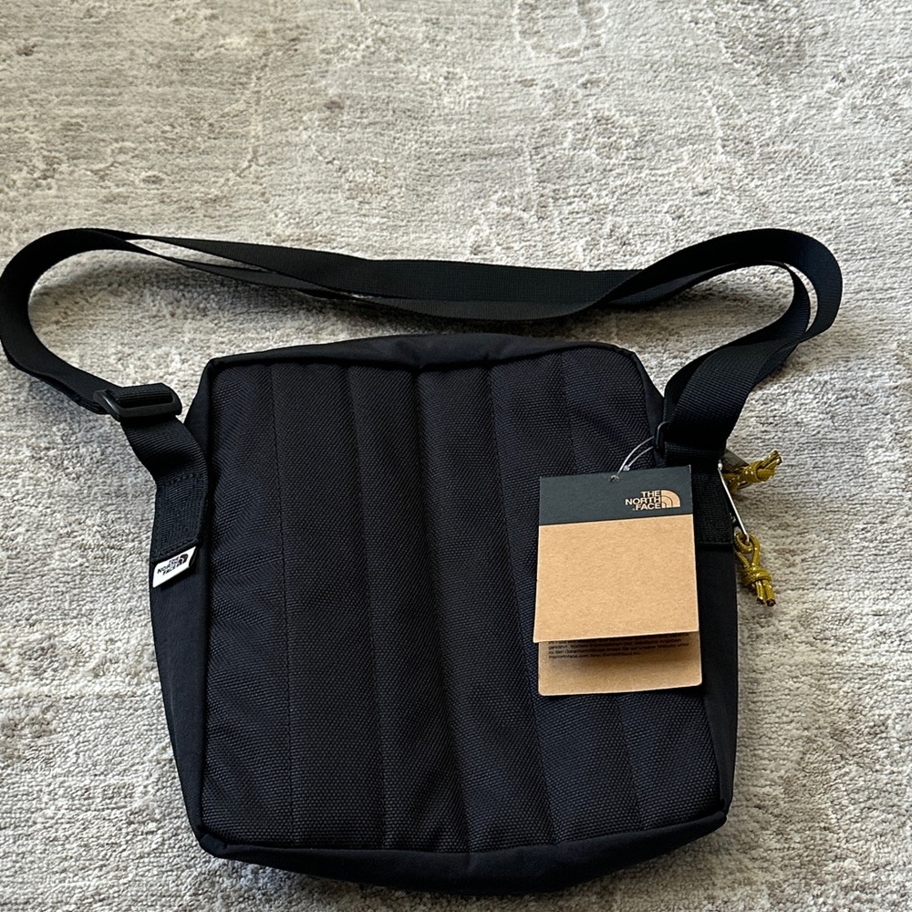 The North Face Black Berkeley Crossbody Bag. NWT’s. - Picture 4 of 10